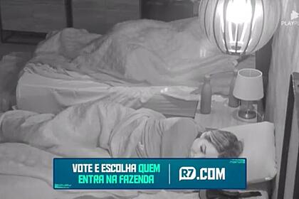 Quarto escuro do Paiol com pessoas deitadas na cama.
