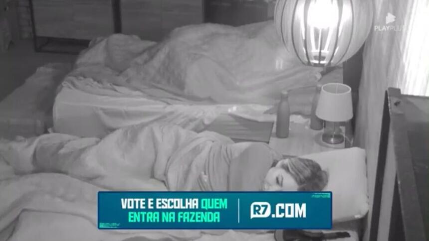 Quarto escuro do Paiol com pessoas deitadas na cama.
