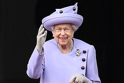 Rainha Elizabeth II em um evento oficial, saudando o público