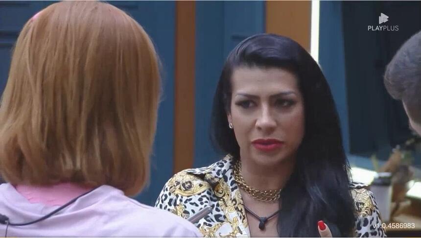 Ellen Cardoso conversando com Deborah e Thomaz na cozinha de A Fazenda 14 sobre Mc Créu