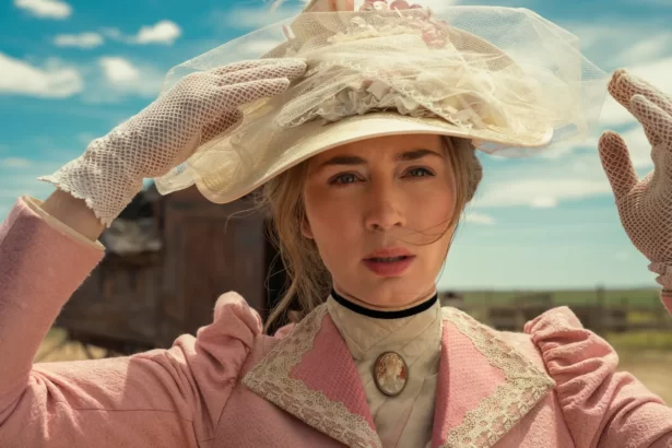 Emily Blunt com vestido rosa e chapéu