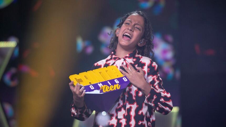Emmanuel ferraro segurando o troféu de campeão do canta comigo teen 3