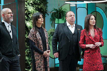Erick Jacquin, Helena Rizzo e Henrique Fogaça, ao lado de Ana Paula Padrão, no centro dos estúdios do MasterChef Profissionais.