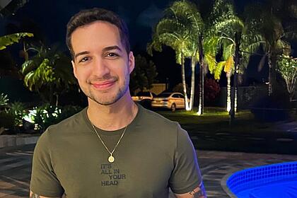 Gabriel Luiz em foto posada, em frente a uma área de pscina
