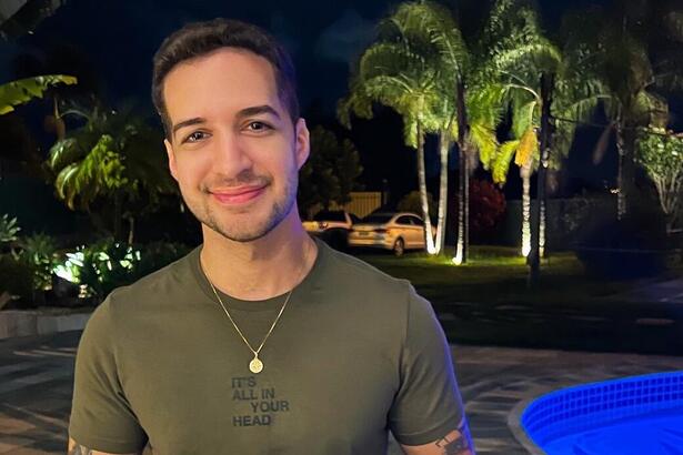 Gabriel Luiz em foto posada, em frente a uma área de pscina