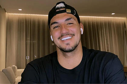 Gabriel Medina participando do Conversa com Bial via videoconferência