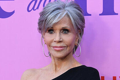 Jane Fonda de cabelos grisalhos