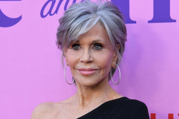 Jane Fonda de cabelos grisalhos