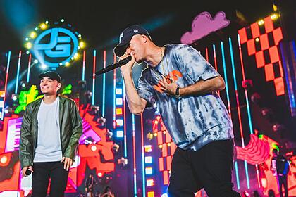 João Gomes e L7nnon no palco