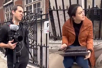 Jornalistas da BCC Brasil atacados em Londres, em frente a um port&atilde;o com um c&acirc;mera e um notebook em m&atilde;os