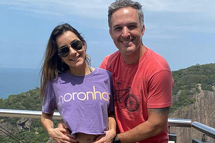 Livia Raick e Leandro Stoliar juntos em foto posada