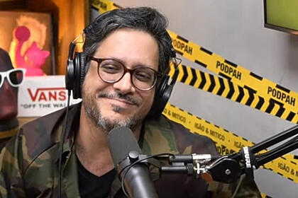 Lúcio Mauro Filho de frente para um microfone