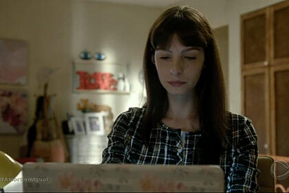 Atriz michelle batista, como maria antonia, em trecho da novela amor sem igual. A personagem está em frente a um notebook