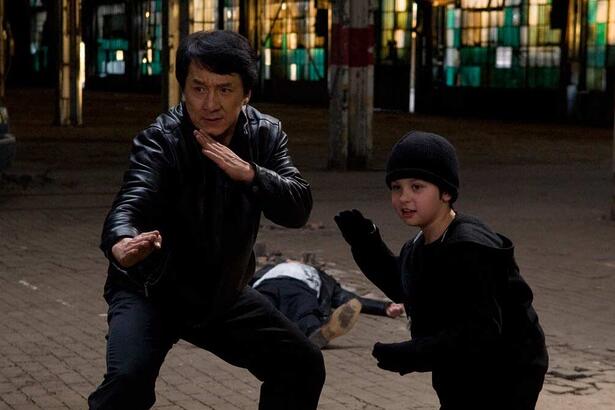 Jackie Chan em trecho do filme Missão Quase Impossível