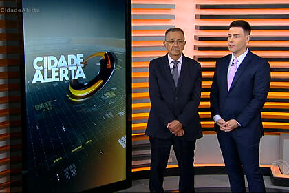 Percival de souza e luiz bacci ao lado do telão vertical nos estúdios do cidade alerta