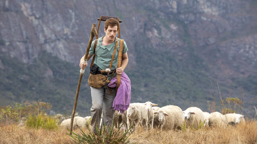 Gabriel Vivan, como Davi ainda jovem, em cena de Reis