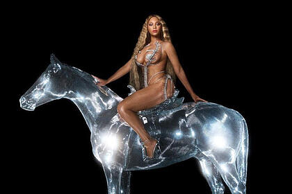 Beyoncé em cima de um cavalo brilhante