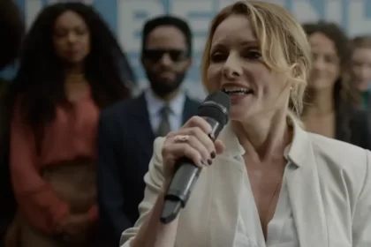 Rita Guedes com microfone na mão