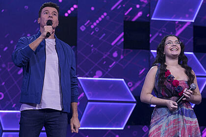 Rodrigo Faro ao lado da participante Gi Souza nos estúdios do programa Canta Comigo Teen 3