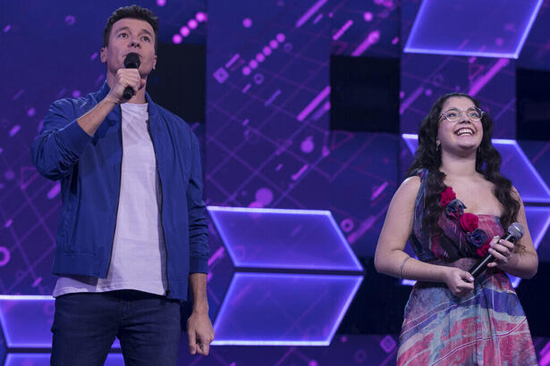 Rodrigo Faro ao lado da participante Gi Souza nos estúdios do programa Canta Comigo Teen 3