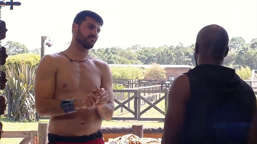Shayan Haghbin, de frente, conversando com André Marinho, de costas, na área dos animais em A Fazenda 14