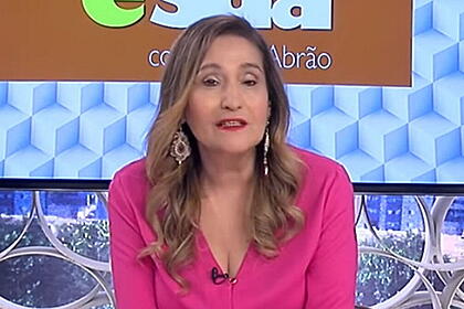 Sonia Abrão sentada na bancada do A Tarde é Sua