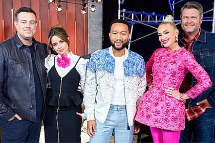 Camila Cabello, ao lado de Blake Shelton, John Legend e Gwen Stefani, na foto de reprodução da equipe do The Voice EUA