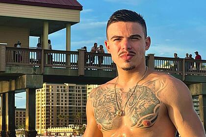 Thomaz Costa sem camisa em uma praia