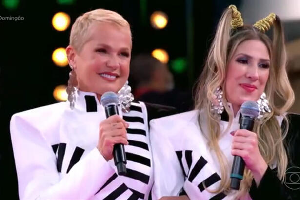 Xuxa, ao lado de Dani Calabresa vestida de Xuxa, nos estúdios do Domingão com Huck