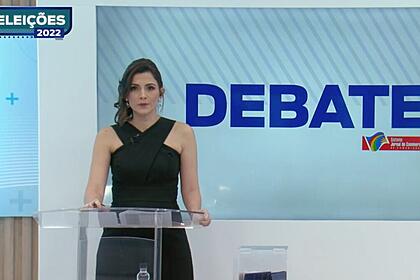 Anne Barretto apresentando o debate na TV Jornal/SBT poucos segundos antes de cair desmaiada