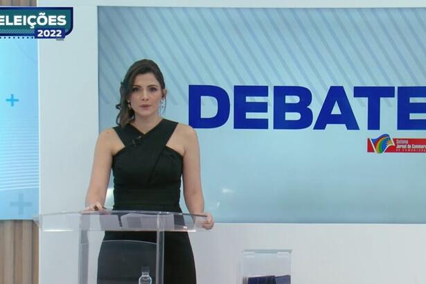 Anne Barretto apresentando o debate na TV Jornal/SBT poucos segundos antes de cair desmaiada