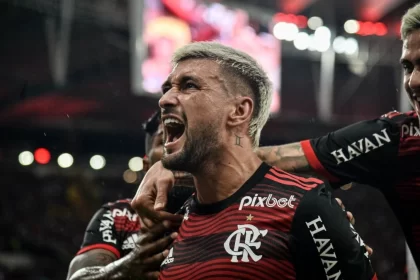 Arrascaeta comemorango o gol com a camisa do flamengo no jogo contra o são paulo