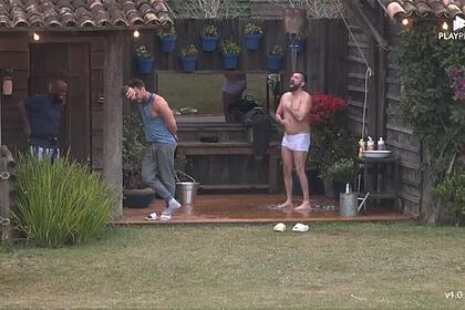 Bruno no chuveiro de cueca branca ao lado de Vini e André.