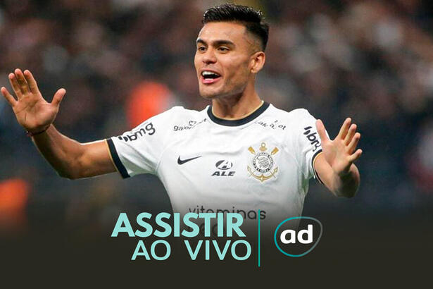 Fausto Vera com os braços abertos, em campo, com a camisa do Corinthians