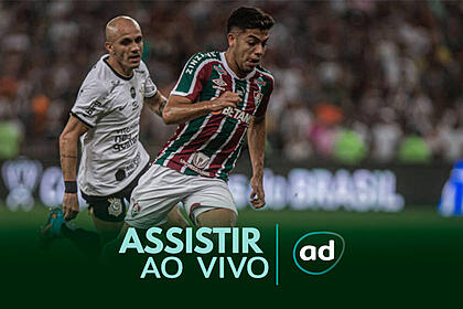Jogadores Fabio Santos (Corinthians) e Nonato (Fluminense) disputando uma bola no campo do primeiro jogo