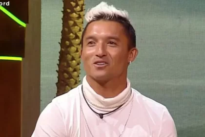 Nakagima sorrindo no cenário da final do ilha record 2