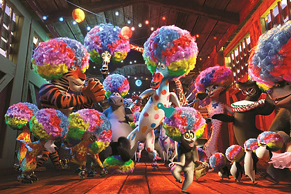 Alex, Marty, Melman, Gloria, Rei Julien dançam dentro de um trem com roupa de festa em cena do filme Madagascar 3