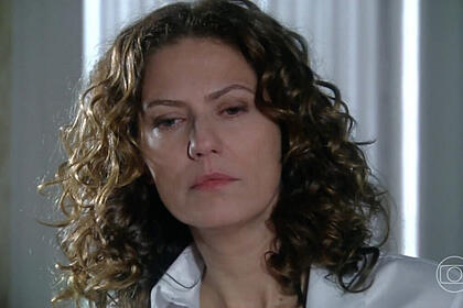 Patrícia pillar, como flora, em trecho da novela a favorita