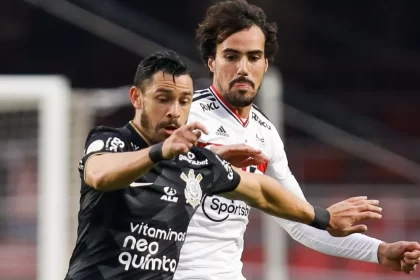 Jogadores de são paulo e corinthians disputando bola em jogo do brasileirão