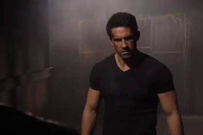 Scott adkins em trecho do filme abdução