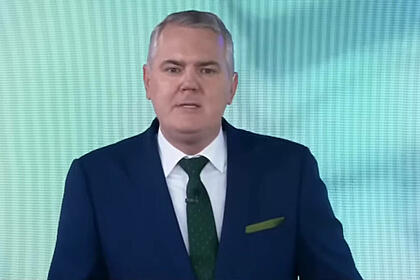 Adalberto Piotto lendo o editorial da Jovem Pan