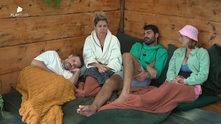 Alex Gallete, Shayan Haghbin, Deborah Albuquerque e Bábarba Borges na casa da árvore em A Fazenda 14