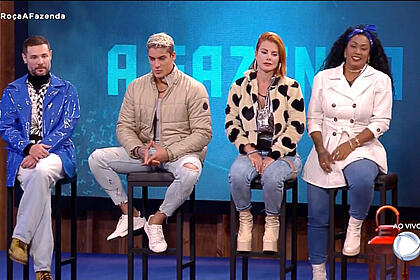 Alex, tiago, deborah e rosiane sentados nos banquinhos da roça, após a formação