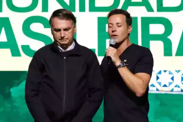 André Valadão orando por Bolsonaro durante campanha política