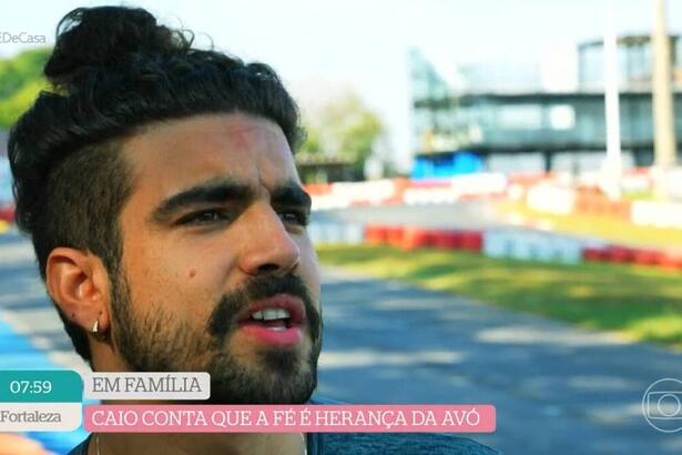 Caio Castro no Kartódromo de São Paulo durante entrevista par ao É de Casa, da TV Globo