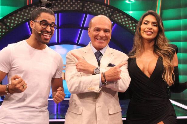 Luciano Estevan e Clara Brasil ao lado de Marcelo de Carvalho durante gravação de O Céu é o Limite, da RedeTV!