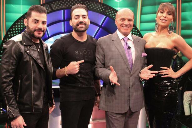 Guilherme e Benuto de camisa preta sorrindo ao lado de Marcelo de Carvalho e Fernanda Lacerda durante gravação de O Céu é o Limite, da RedeTV!