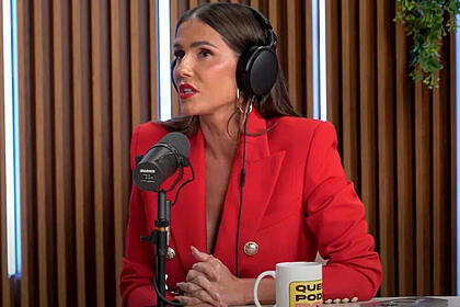 Deborah Secco vestida de vermelho