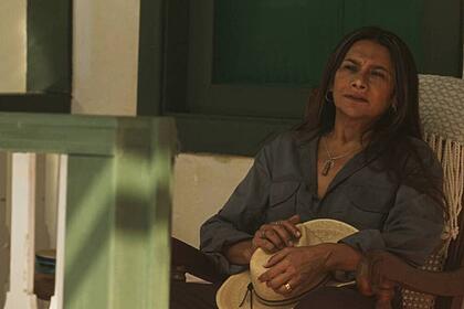 Dira paes, com filo, sentada em uma cadeira de balanço em trecho do capítulo final de pantanal