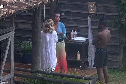 Ellen em pé de frente para Bárbara que está de costas na imagem.